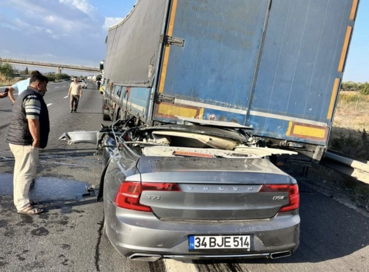 Adana'da Volvo Otomobil Tıra Arkadan Çarptı: 1 Kişi Hayatını Kaybetti