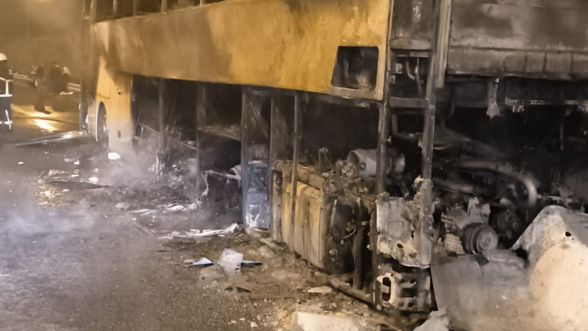 Adana'da Yangın Çıkan Yolcu Otobüsü Kullanılamaz Hale Geldi