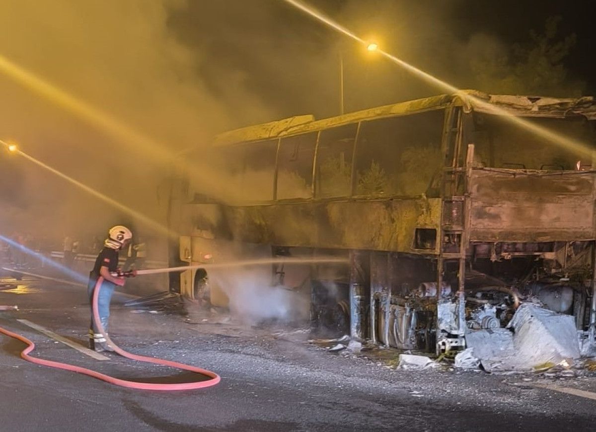 Adana'da Yangın Çıkan Yolcu Otobüsü Kullanılamaz Hale Geldi