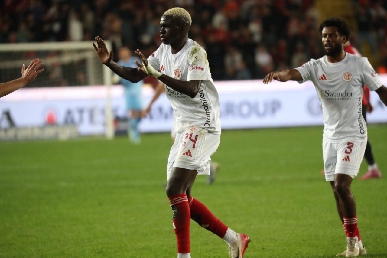 Emre Belözoğlu'nun 'sistemine uymayan' yıldız 2 dakikada 2 gol attı