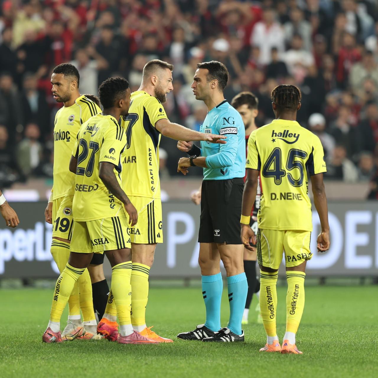 Fenerbahçe Farklı Galibiyetle Derbi Öncesi Moral Buldu