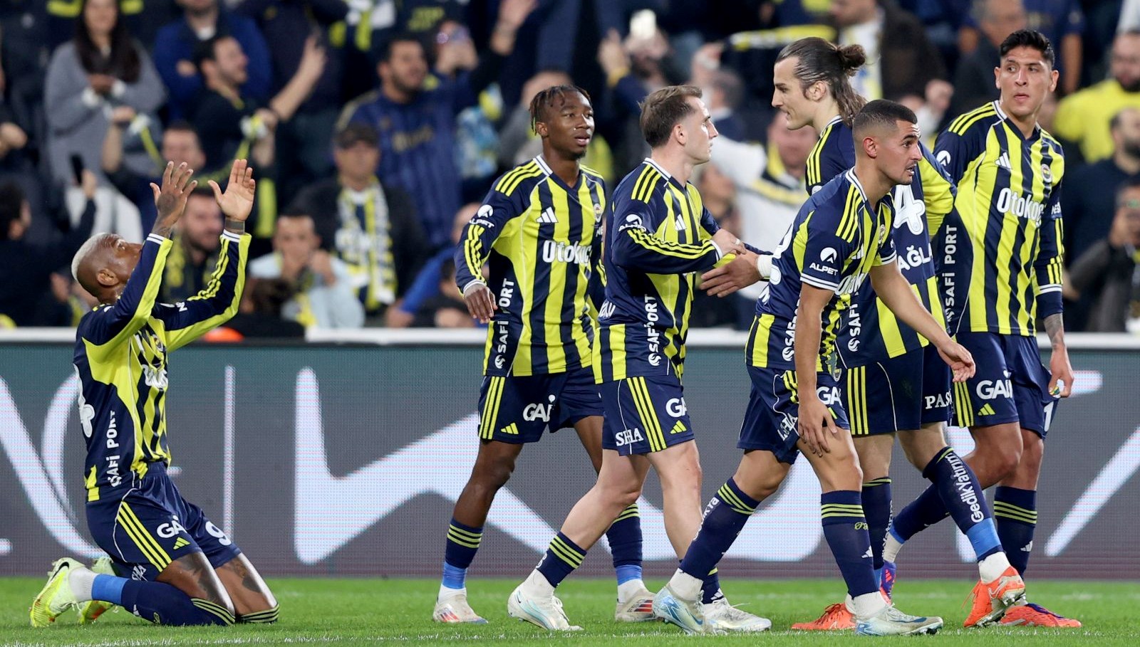 Fenerbahçe, Karagümrük Karşısında Kadıköy'de Zorlu Mücadeleyi 2-1 Kazandı