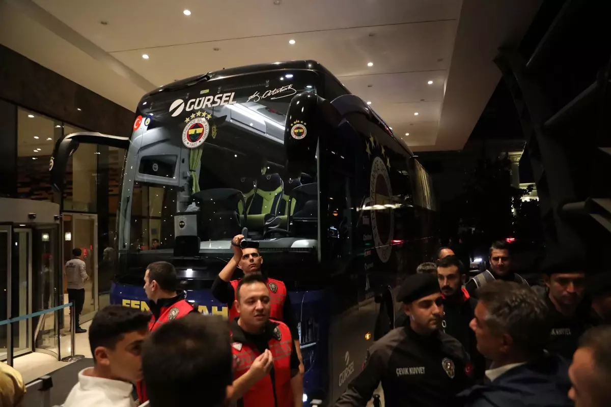 Fenerbahçe Özel Uçakla Gaziantep'e Gitti: Taraftarlar Sevgi Gösterisi Yaptı