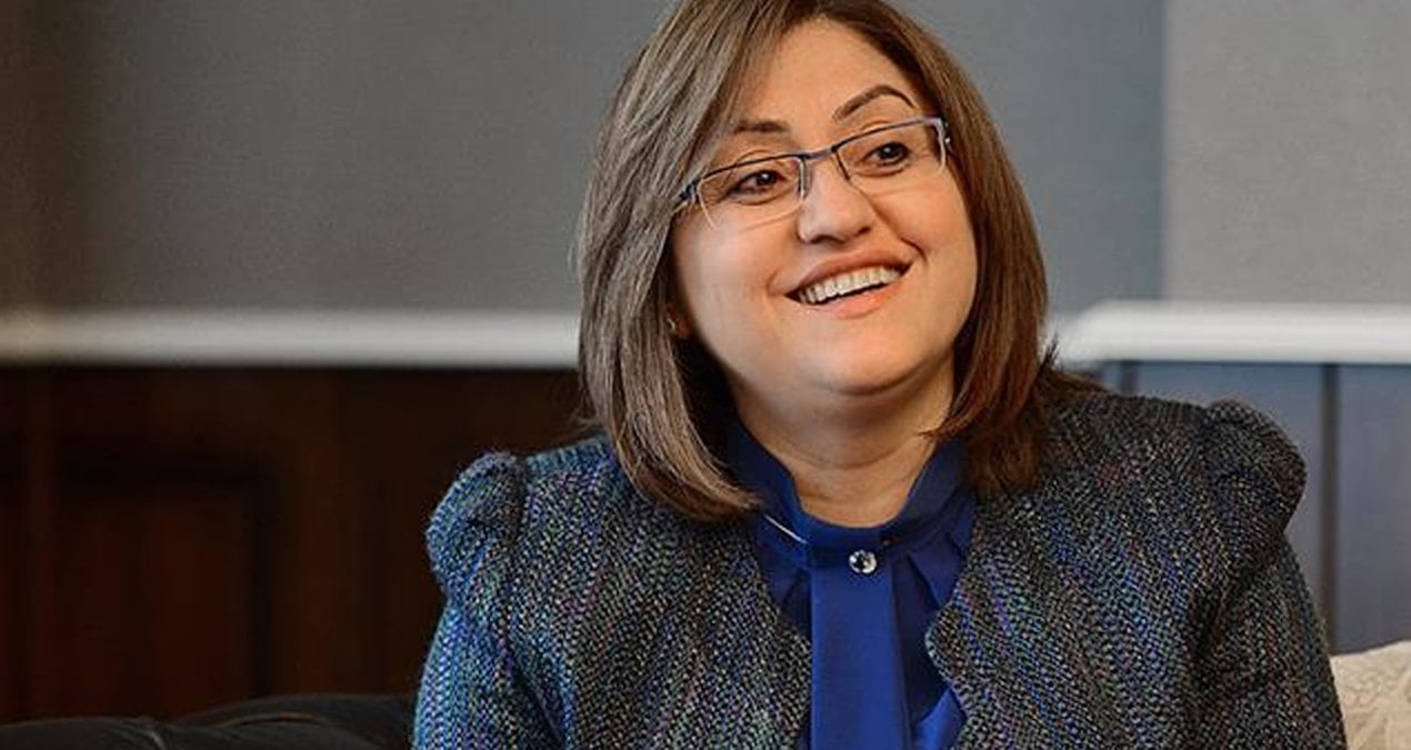 Halk borç batağında, AKP'li başkan “reklamda”