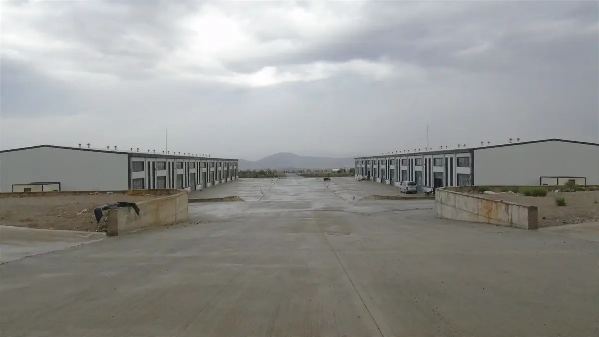 Gaziantep İslahiye'de Afetzede Esnafa 50 Yeni İş Yeri Teslim Edildi