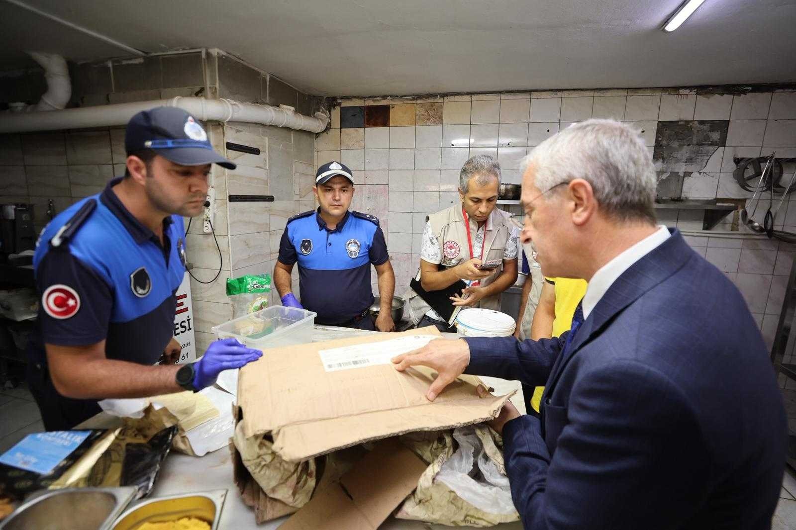 Tarihi geçmiş ürünleri rafa dizmiş satarken yakalandı!