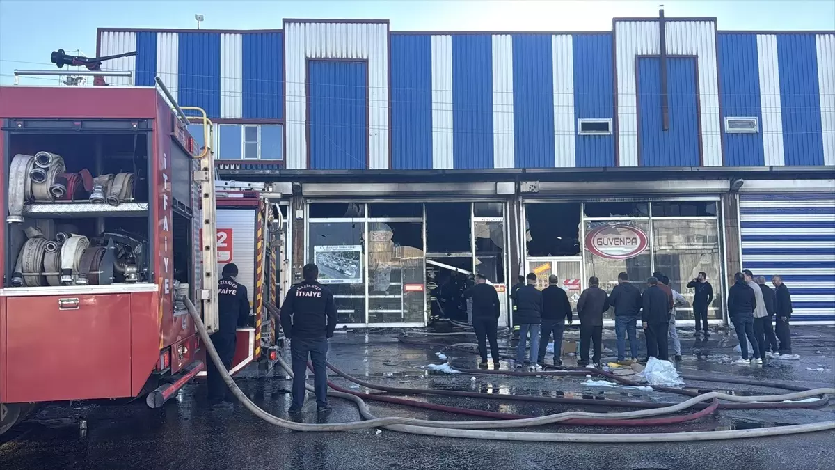 Gaziantep Sanayi Mahallesi'nde Hırdavat Dükkanında Çıkan Yangın Söndürüldü