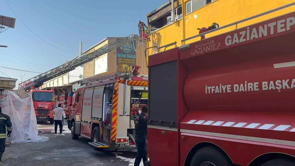 Gaziantep Şehitkamil'de Gıda Deposu Yangını ve İtfaiyenin Müdahalesi