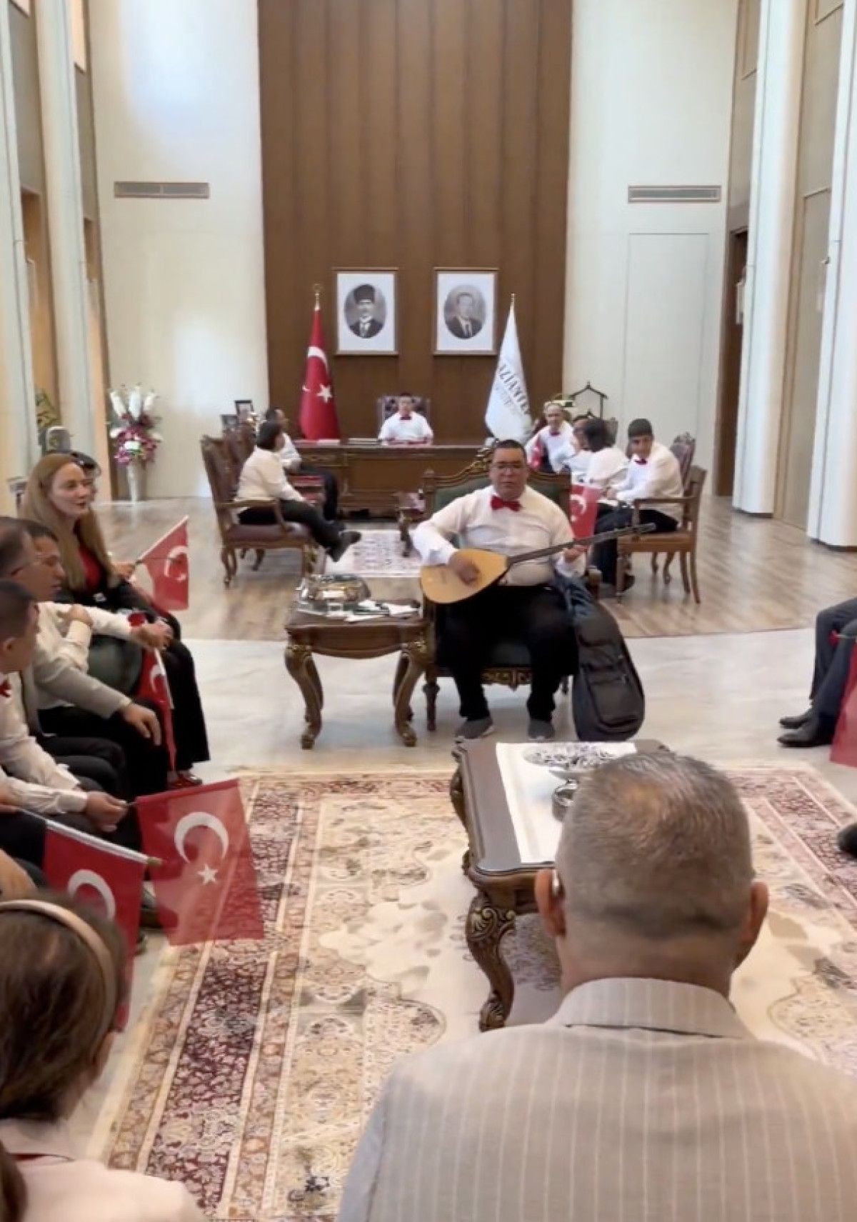 Gaziantep Valisi, Cumhuriyet Bayramı'nda özel gereksinimli gençleri ağırladı