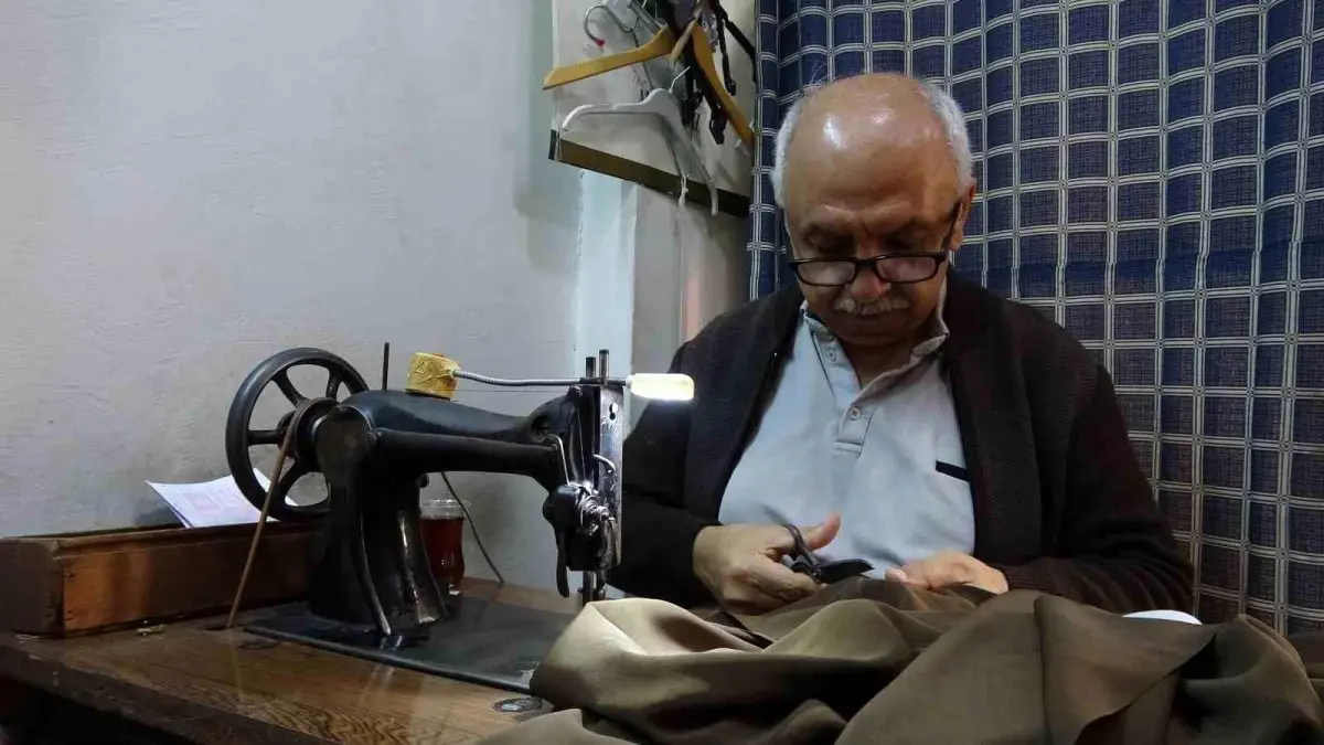 Gaziantep'te 50 Yıldır 1950 Model Dikiş Makinesiyle Terzilik Mesleğini Sürdüren Usta