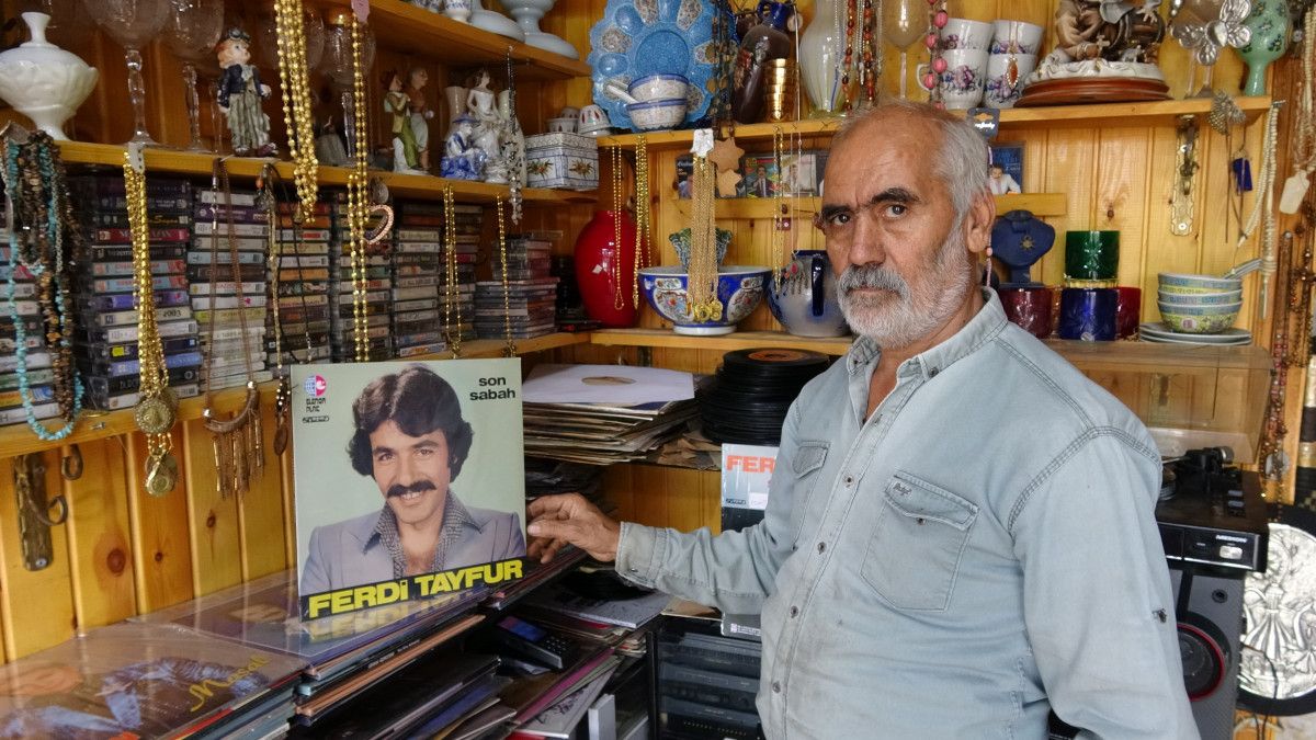 Gaziantep’te Antikacı Hanifi Özaslan’dan Nostaljik Plakların Yeniden Yükselişi