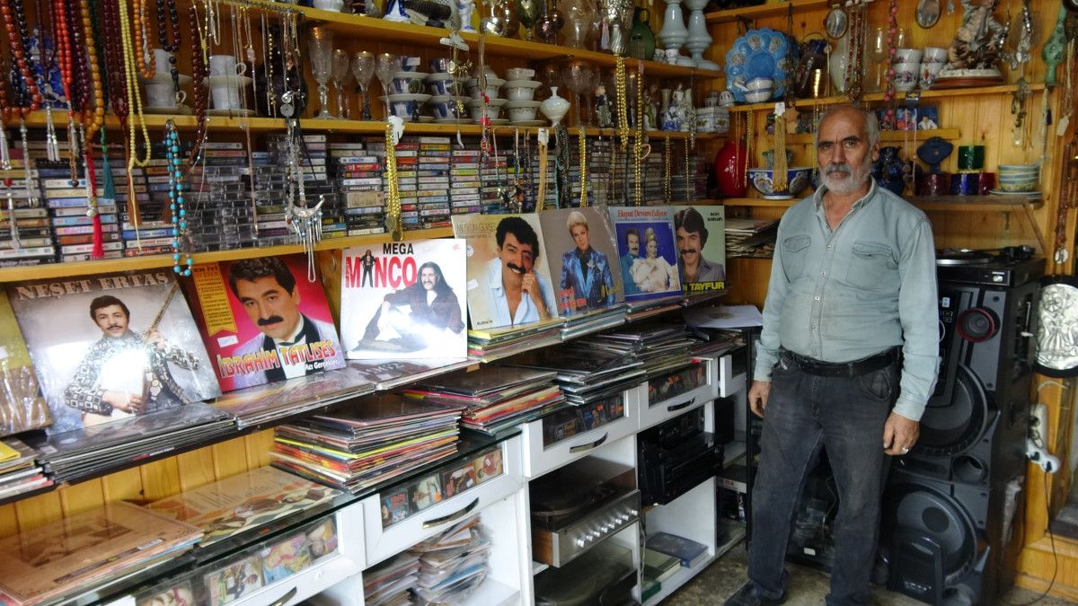 Gaziantep’te Antikacı Hanifi Özaslan’dan Nostaljik Plakların Yeniden Yükselişi