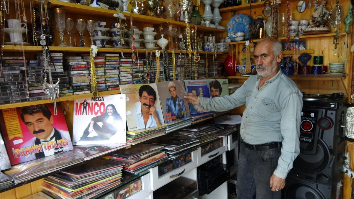 Gaziantep’te Antikacı Hanifi Özaslan’dan Nostaljik Plakların Yeniden Yükselişi