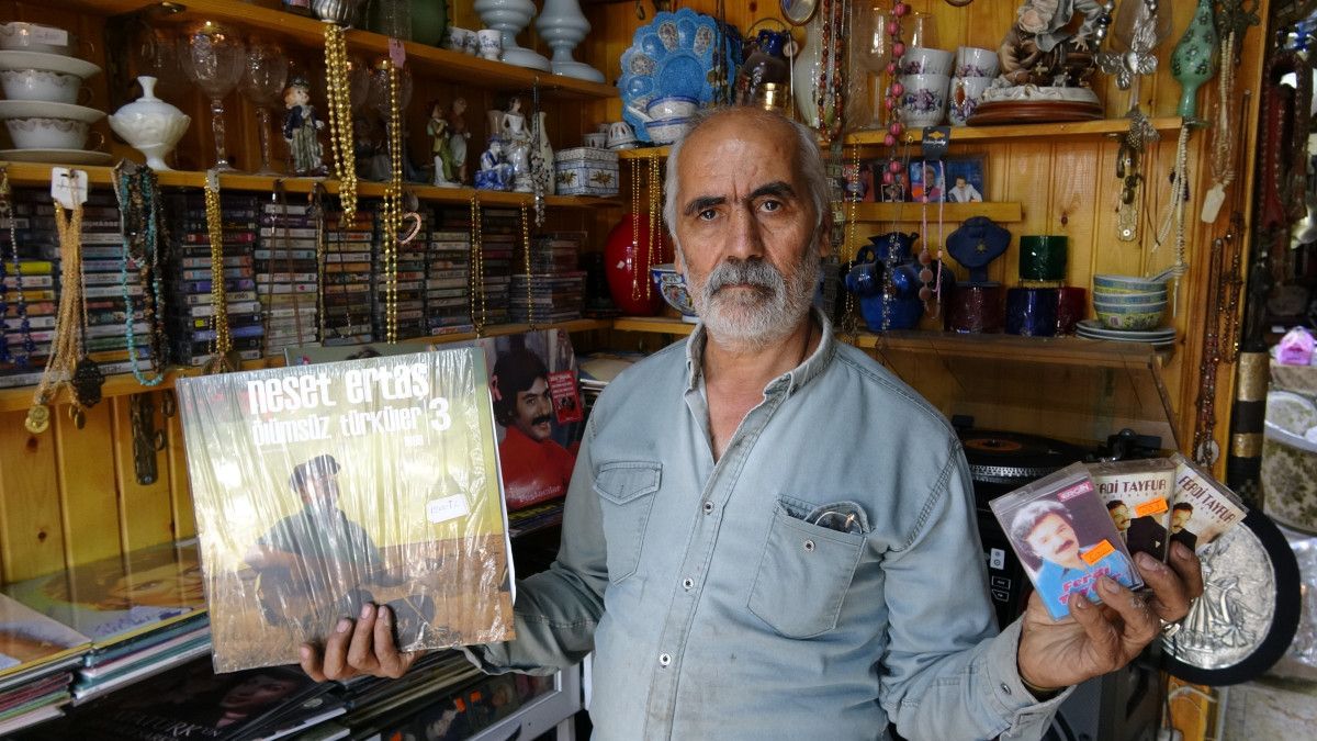 Gaziantep’te Antikacı Hanifi Özaslan’dan Nostaljik Plakların Yeniden Yükselişi