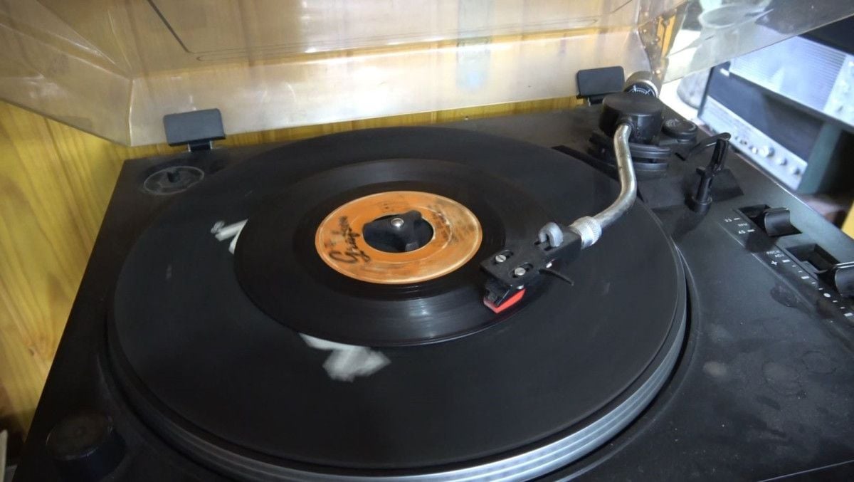 Gaziantep’te Antikacı Hanifi Özaslan’dan Nostaljik Plakların Yeniden Yükselişi