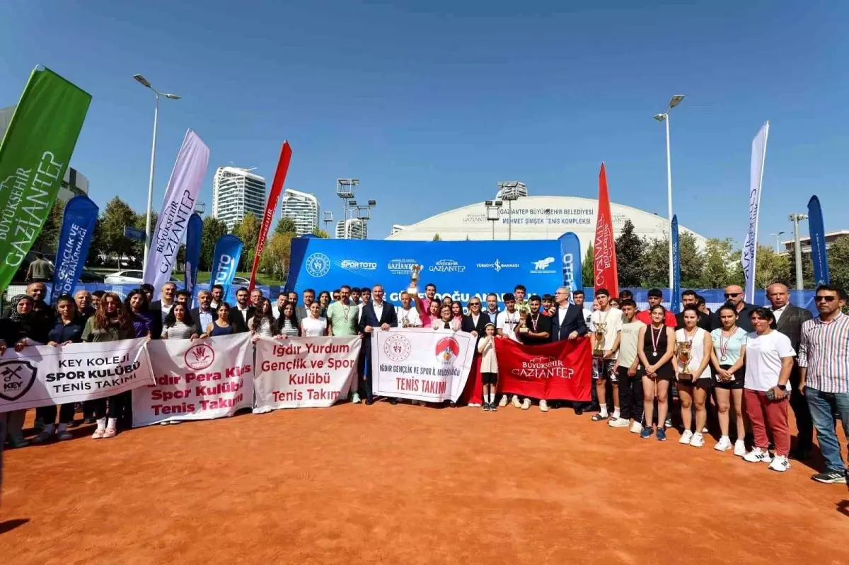 Gaziantep'te Tenis Takım Şampiyonası Ödül Töreni Gerçekleştirildi