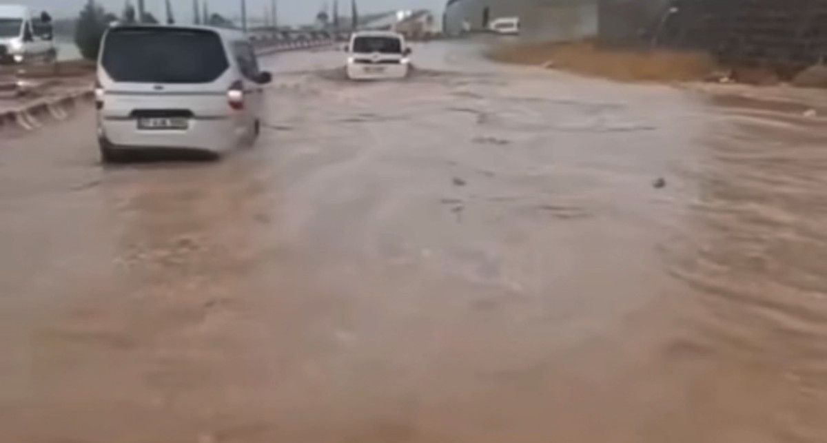 Gaziantep’te Şiddetli Sağanak Yağış Cadde ve Sokakları Göle Çevirdi