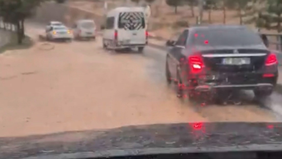 Gaziantep’te Şiddetli Sağanak Yağış Cadde ve Sokakları Göle Çevirdi