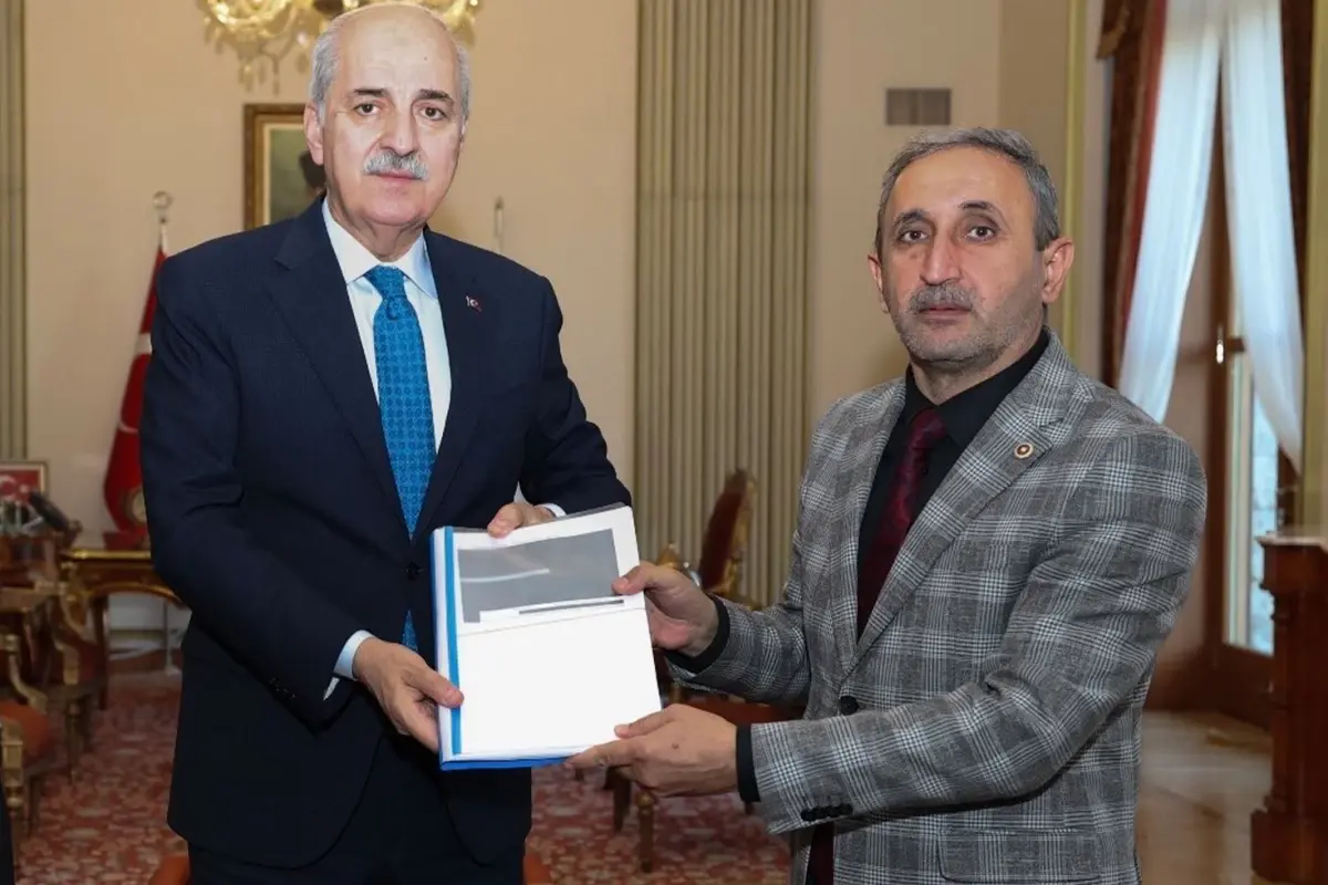 HÜDA PAR'lı Demir, DEDAŞ'a karşı toplanan imzaları Kurtulmuş'a teslim etti