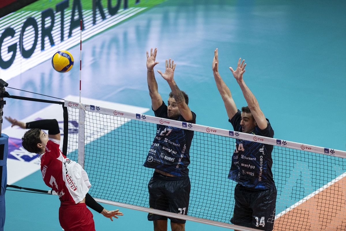 İstanbul Gençlikspor Bursa Büyükşehir Belediyespor'u 3-2 Yenerek Erkekler Kupa Voley’de Öne Çıktı