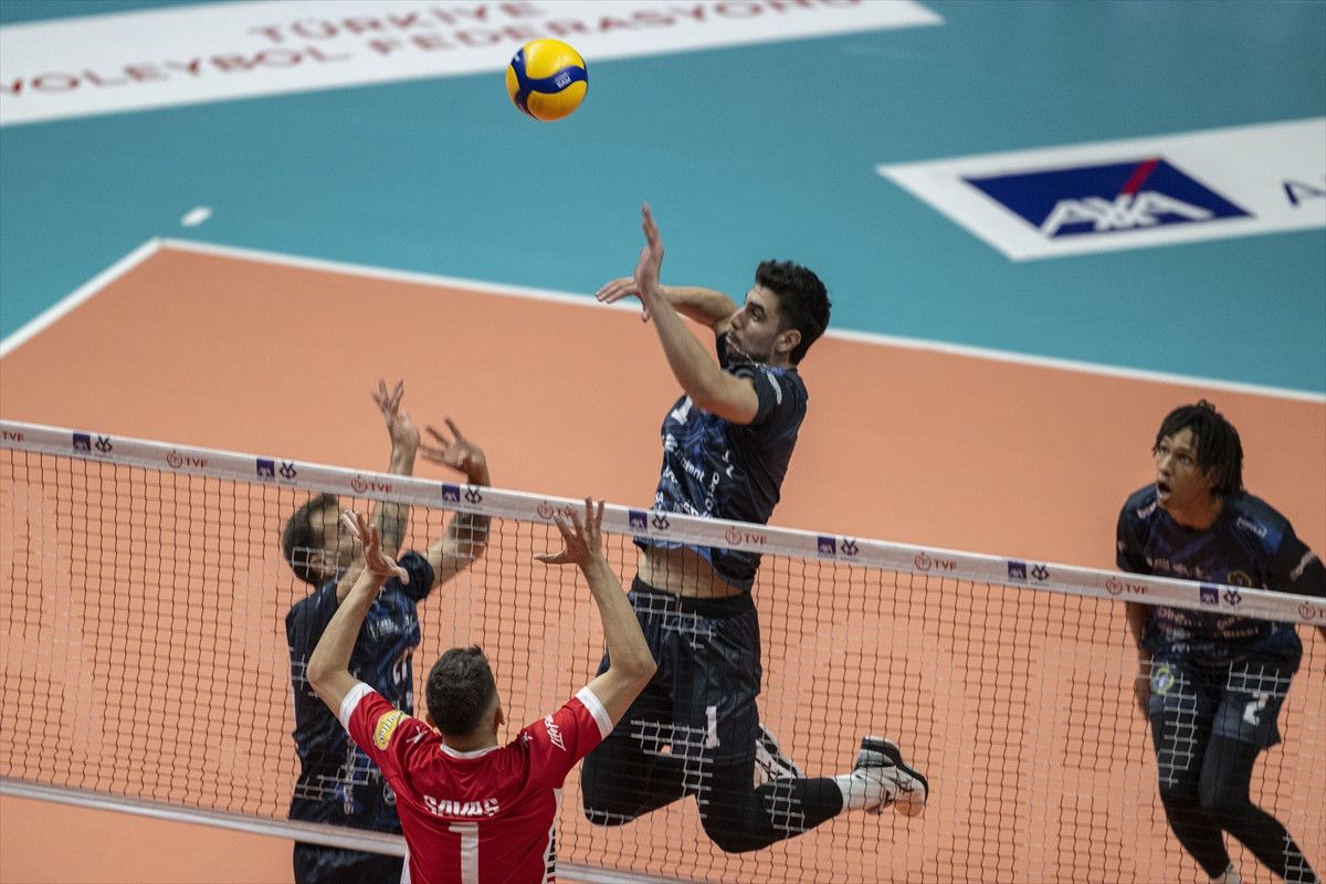 İstanbul Gençlikspor Bursa Büyükşehir Belediyespor'u 3-2 Yenerek Erkekler Kupa Voley’de Öne Çıktı