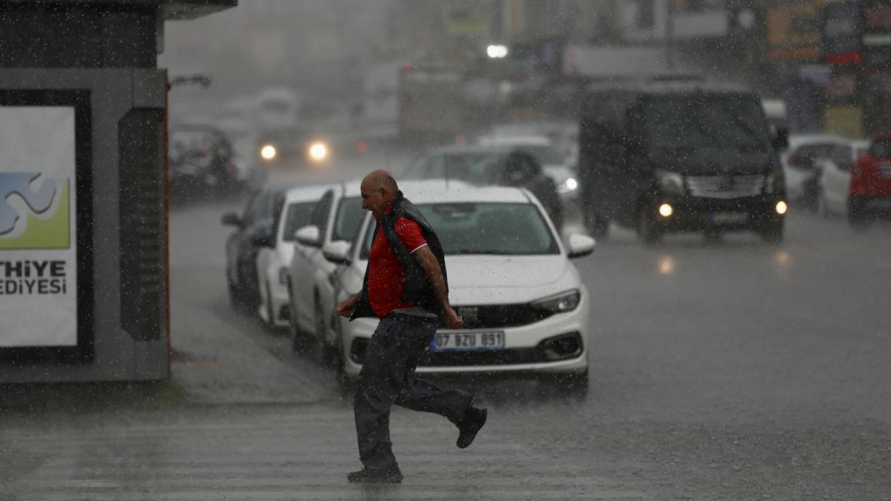 Meteoroloji'den kuvvetli sağanak uyarısı: 7 il için sarı uyarı verildi