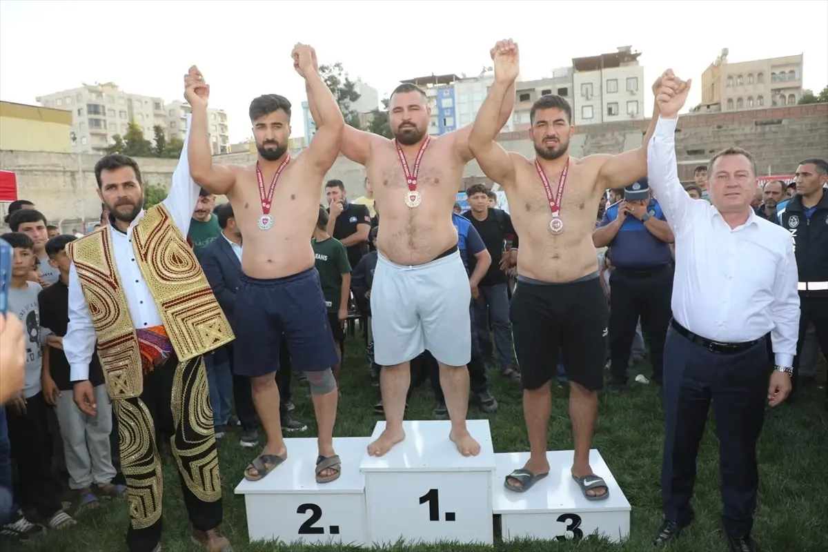 Nizip'te 29 Ekim Coşkusuyla Aşırtmalı Aba Güreşleri Etkinliği