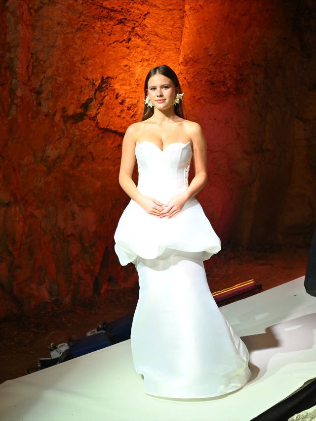 Pınar Altuğ'un Kızı Su Atacan İlk Kez Podyuma Çıktı ve Miras Defilesinde Büyüledi