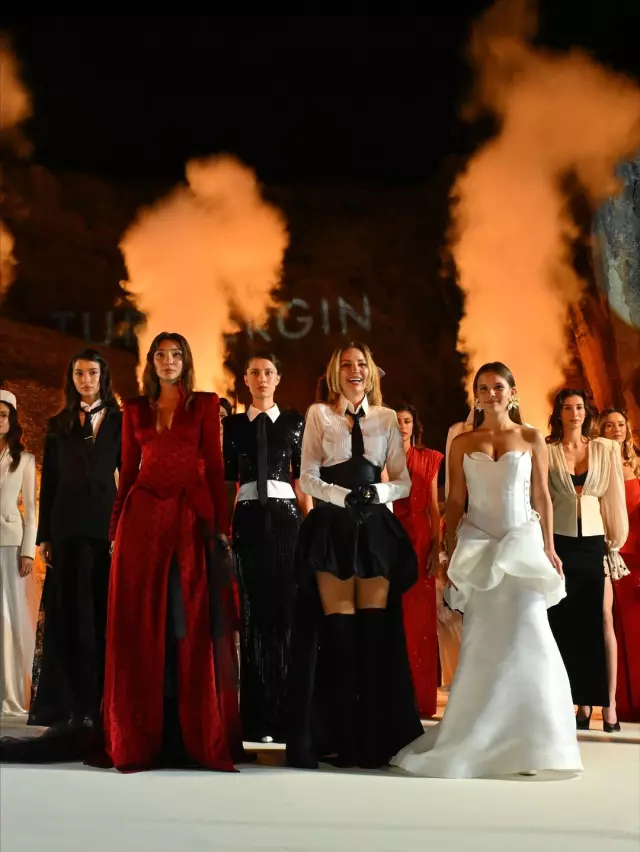 Pınar Altuğ'un Kızı Su Atacan İlk Kez Podyuma Çıktı ve Miras Defilesinde Büyüledi