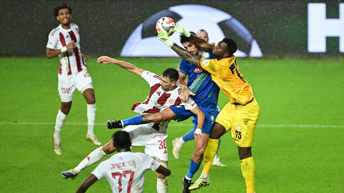 Rizespor, Antalyaspor Karşısında 7 Gollü Çekişmede 5-2 Zafer Kazandı