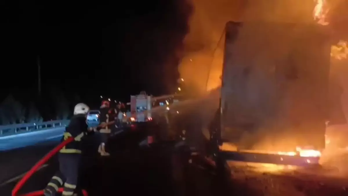 Şanlıurfa’da Elektronik Eşya Yüklü TIR’da Korkutan Yangın