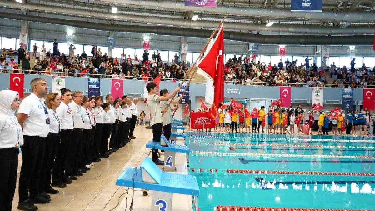 Şehitkamil'de 14. Geleneksel Cumhuriyet Kupası Yüzme Yarışmaları Coşkusu