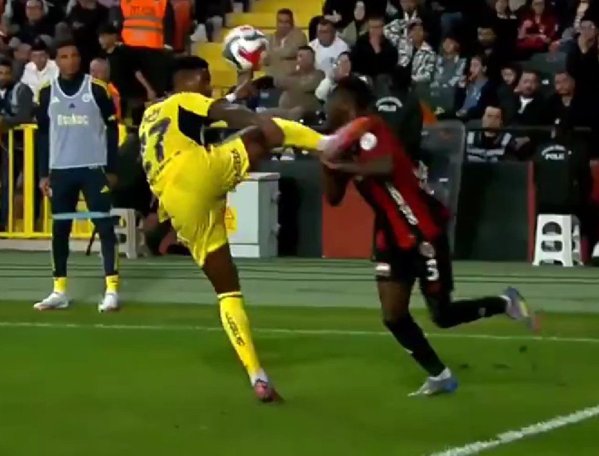 Süper Lig'de Gaziantep FK - Fenerbahçe Maçında Kırmızı Kart Tartışması