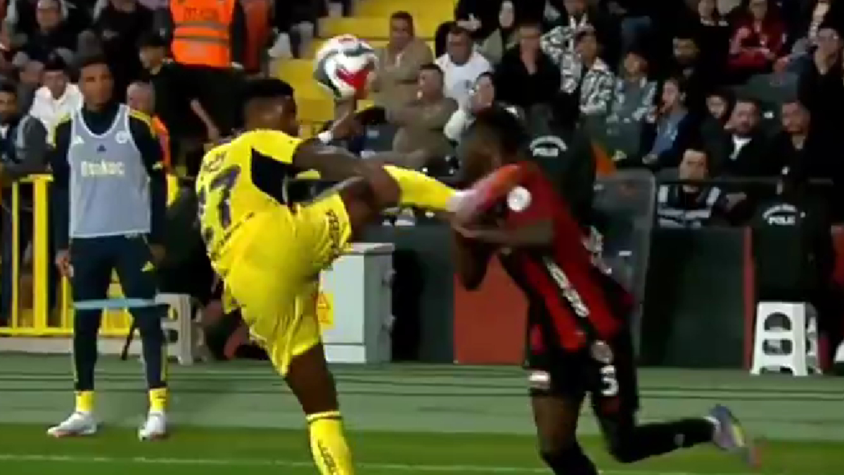 Süper Lig'de Gaziantep FK - Fenerbahçe Maçında Kırmızı Kart Tartışması