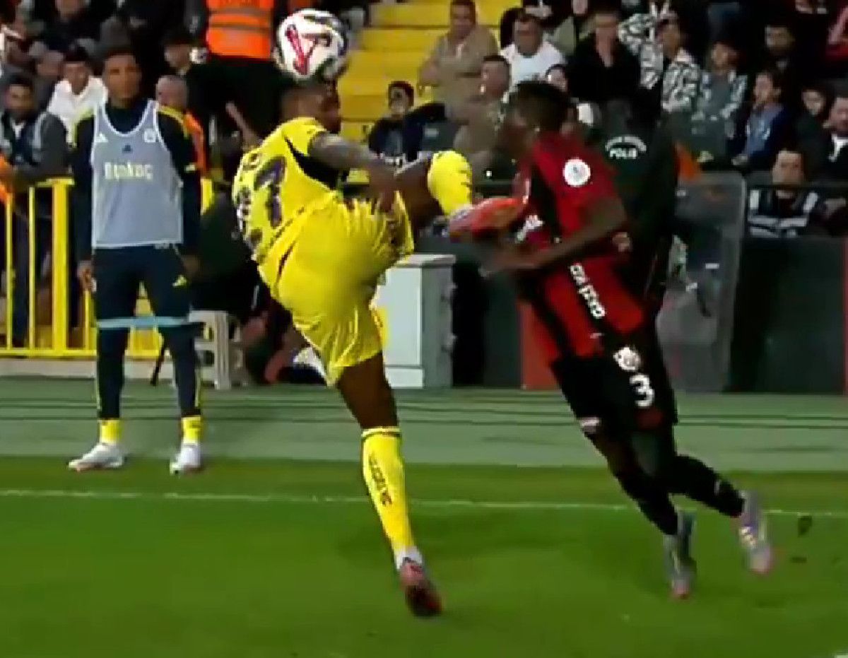 Süper Lig'de Gaziantep FK - Fenerbahçe Maçında Kırmızı Kart Tartışması