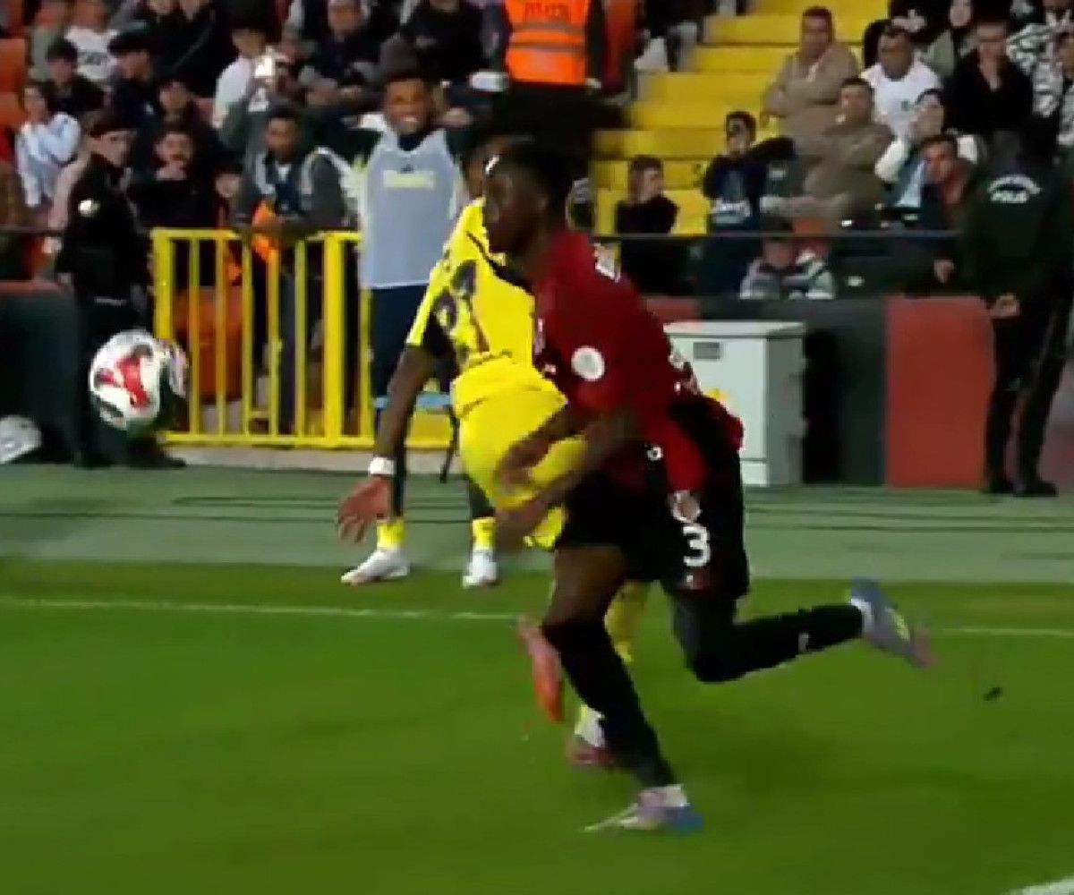 Süper Lig'de Gaziantep FK - Fenerbahçe Maçında Kırmızı Kart Tartışması