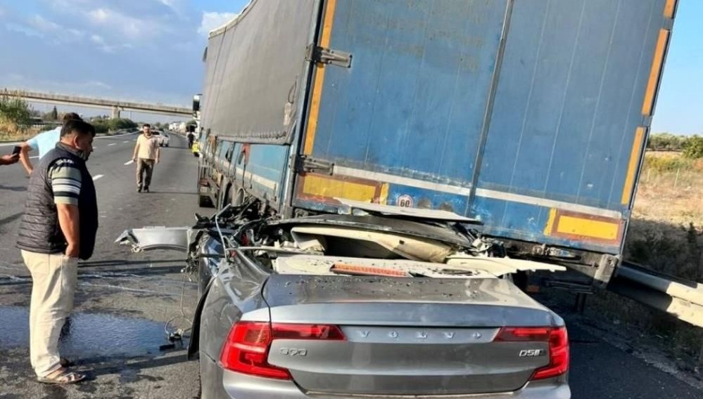 Tarsus-Adana-Gaziantep Otoyolu'nda Feci Kaza: Otomobil TIR'a Ok Gibi Saplandı