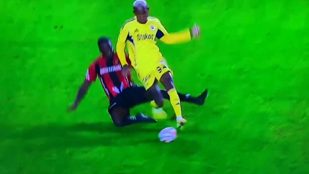 4-0'lık maça damga vurdu! 86'da kırmızı kart çıktı