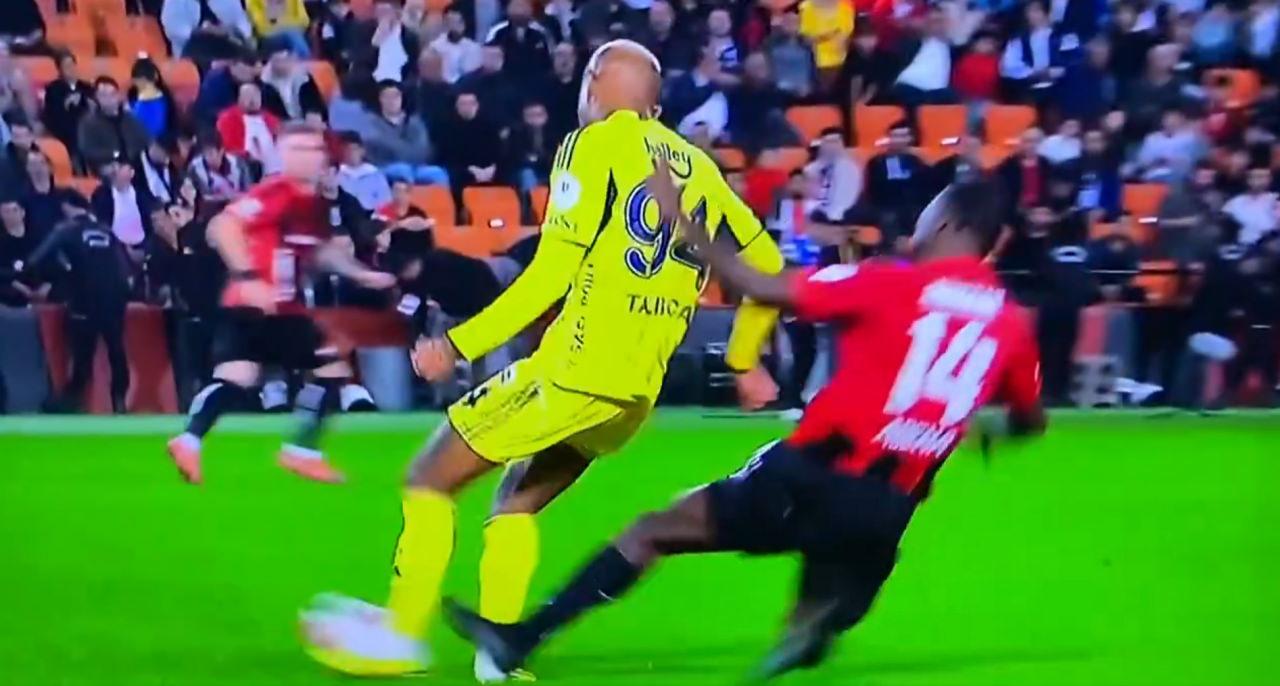 4-0'lık maça damga vurdu! 86'da kırmızı kart çıktı