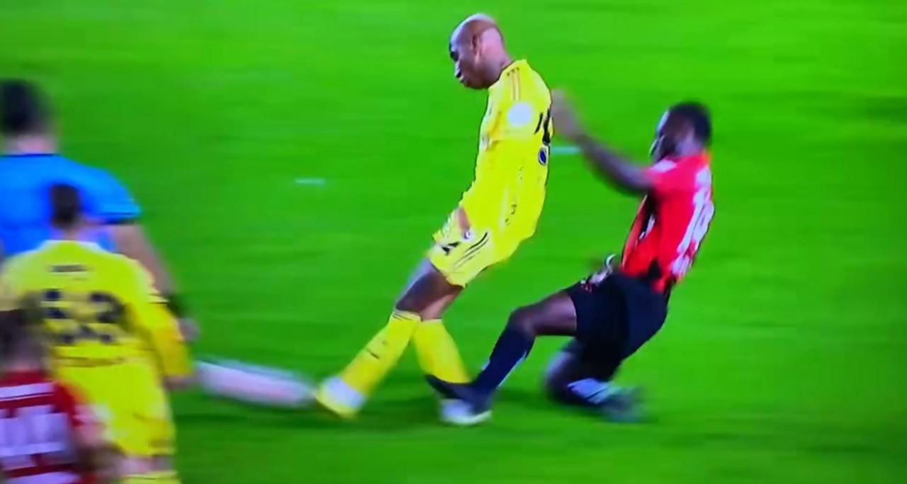 4-0'lık maça damga vurdu! 86'da kırmızı kart çıktı