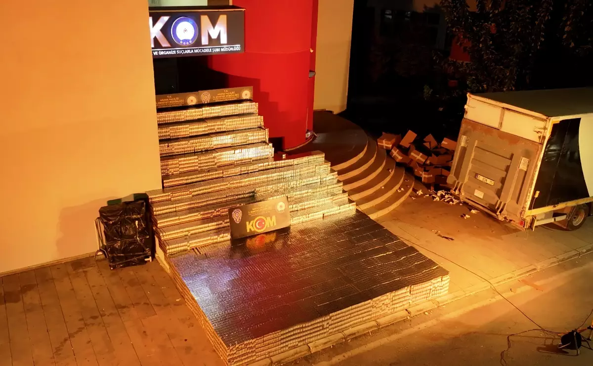 Adana'da 105 Bin Paket Taklit Kaçak Sigara Operasyonu ve Sürücü Tutuklama