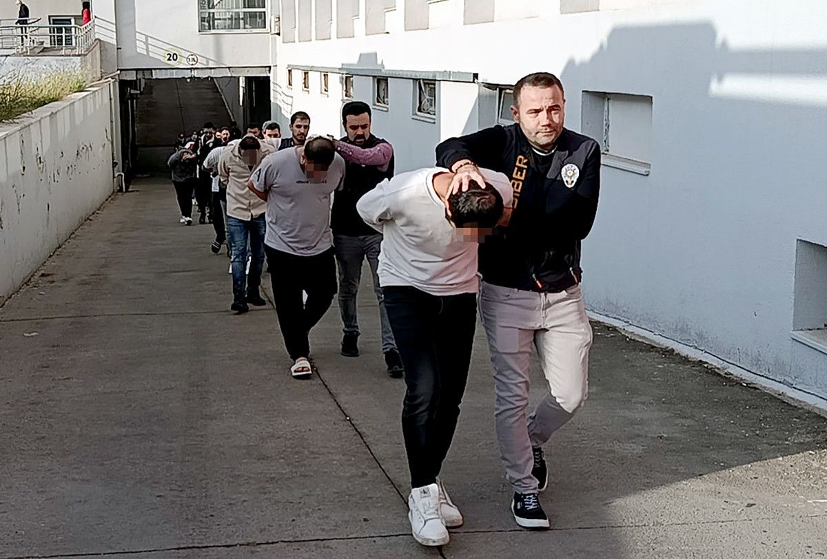 Adana'da Organize 'Sazan Sarmalı' Dolandırıcılık Şebekesi Çökertildi