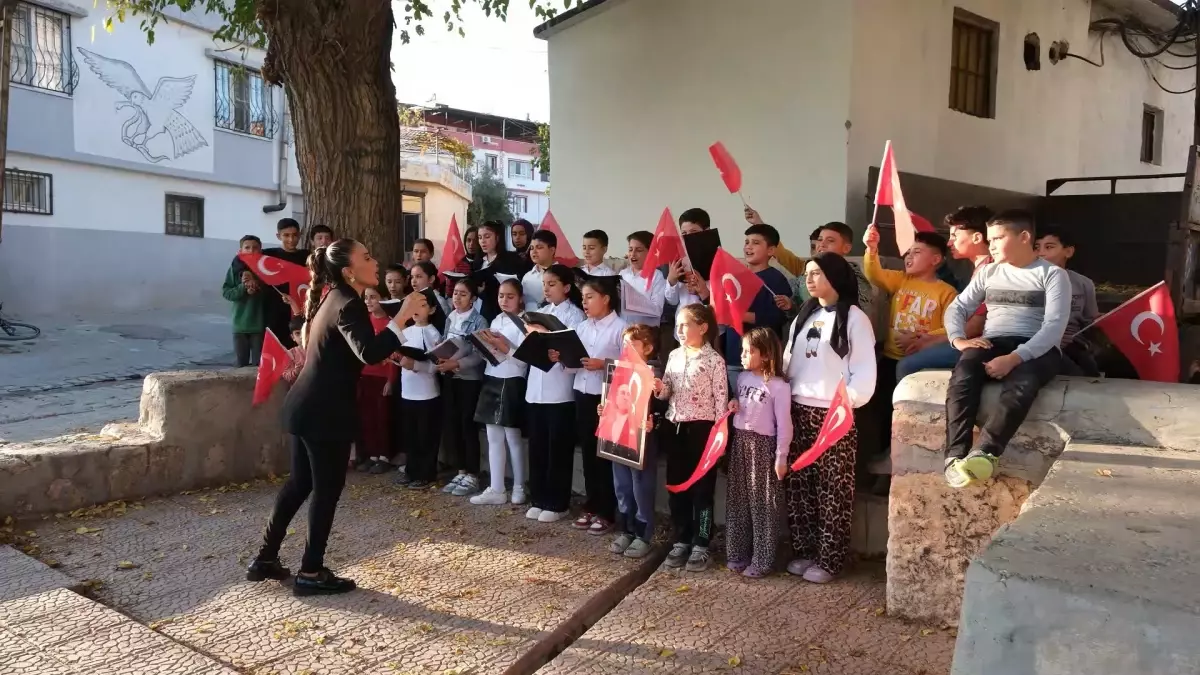 Anadolu'yu Köy Köy Gezen Müzik Öğretmeni Ceylan Balcı'dan Atatürk'e Özel Mavi Gözlü Bir Kahraman Beste