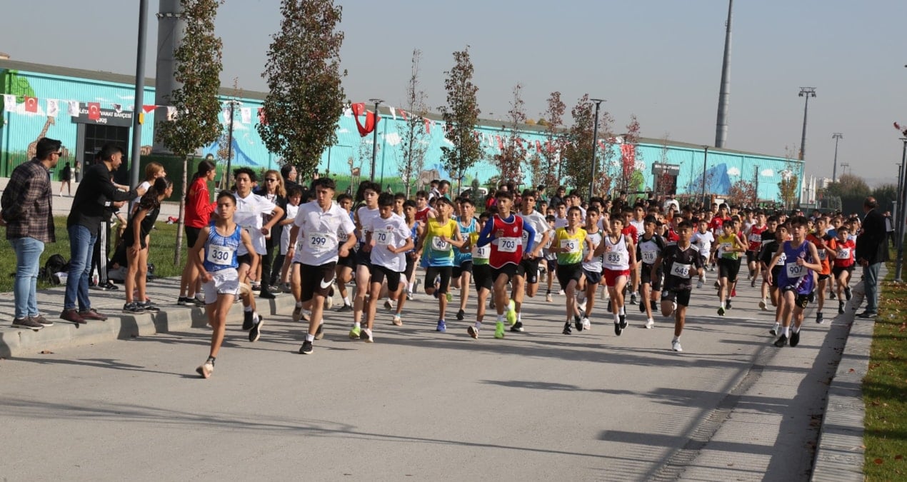 Ankara'da 10 Kasım Atatürk'ü Anma Koşusu Heyecanla Gerçekleştirildi