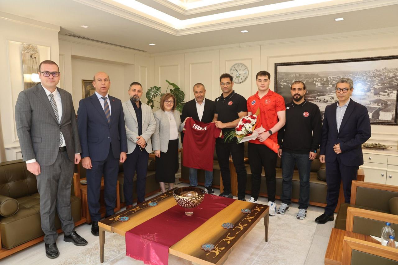 Başkan Şahin’in Makamında Şampiyon Yüzücülerle Gurur Dolu Buluşma