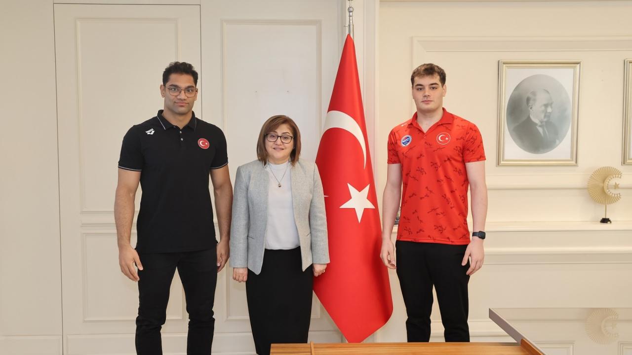 Başkan Şahin’in Makamında Şampiyon Yüzücülerle Gurur Dolu Buluşma