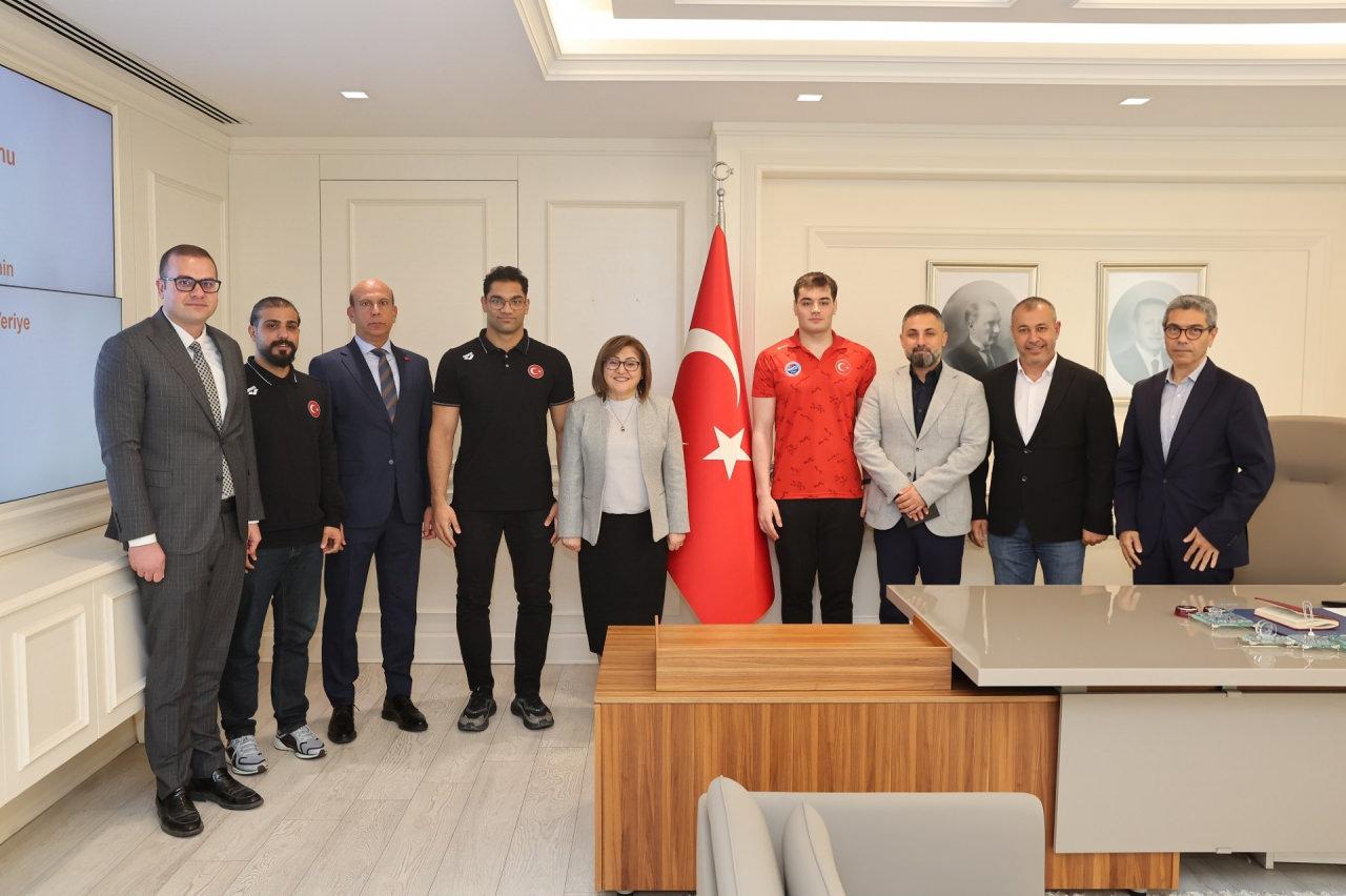 Başkan Şahin’in Makamında Şampiyon Yüzücülerle Gurur Dolu Buluşma