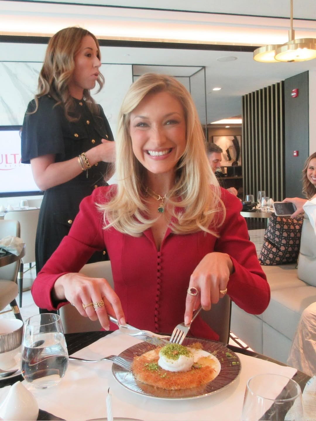 Bella Hadid Türk mutfağına resmen aşık! Bu kez de künefe denedi