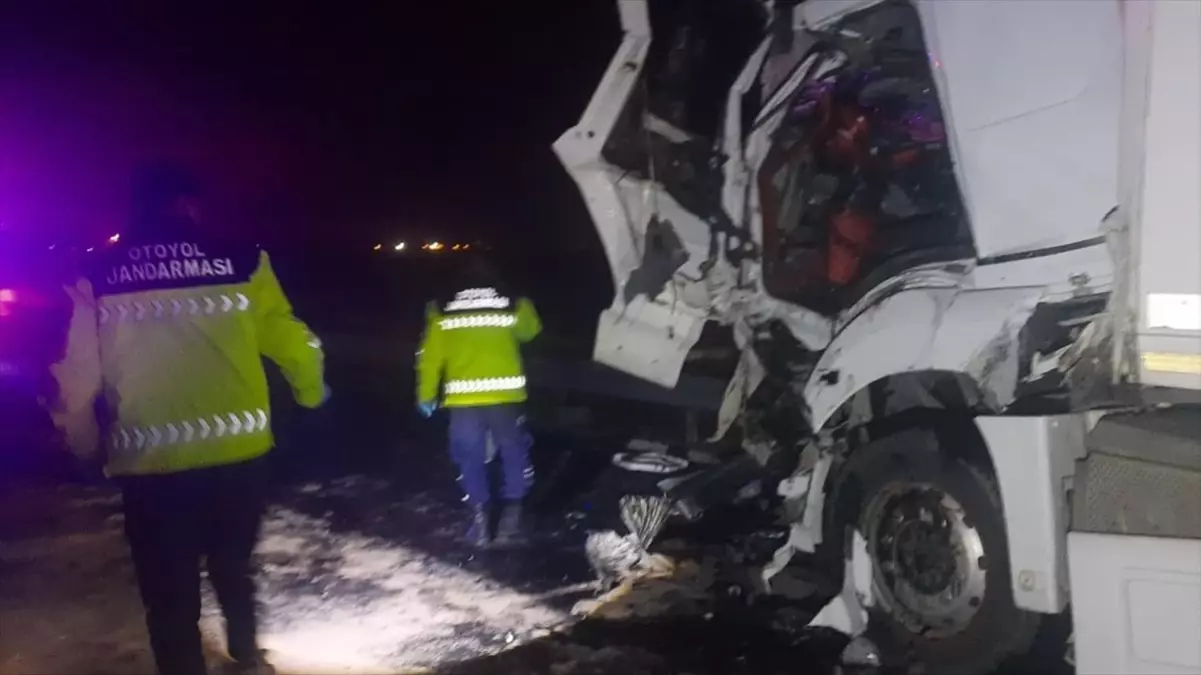 Ceyhan'da Tır, Park Halindeki Otobüse Çarptı