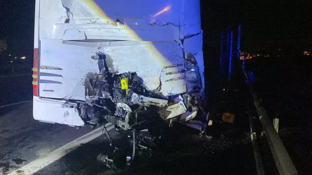 Ceyhan'da TIR, Park Halindeki Otobüse Çarptı: 14 Yaralı